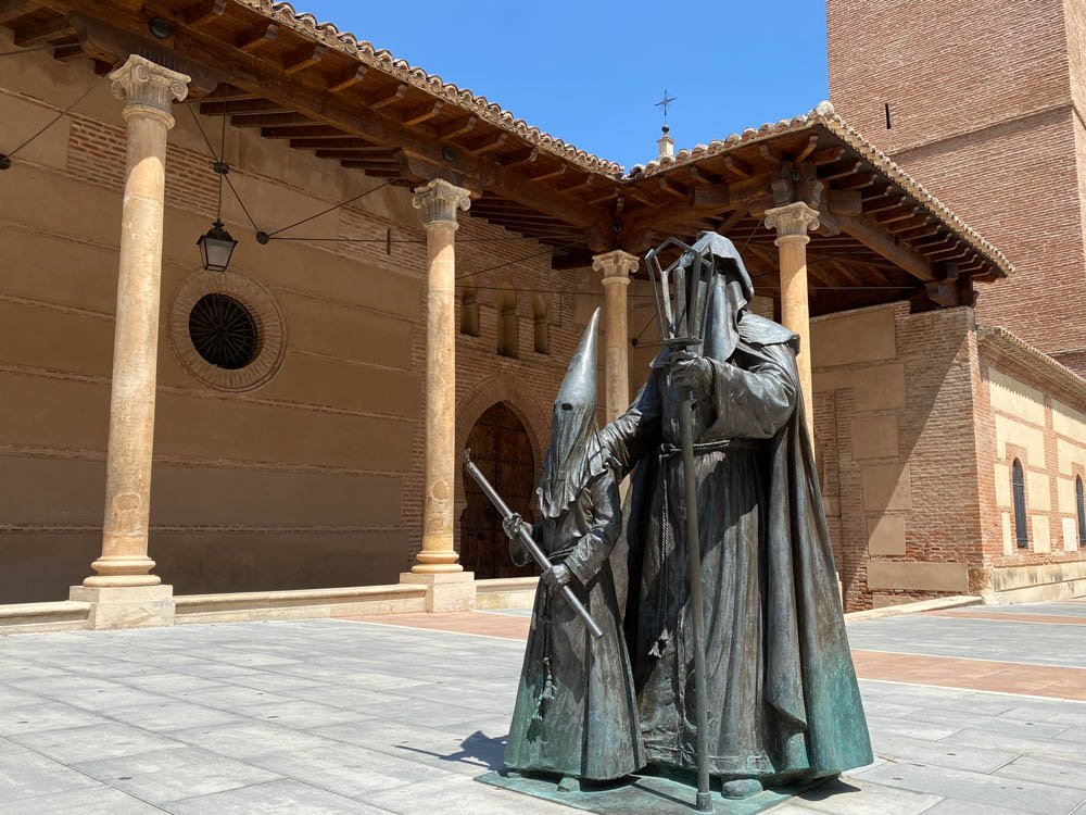 Escultura de Nazarenos y la Concatedral