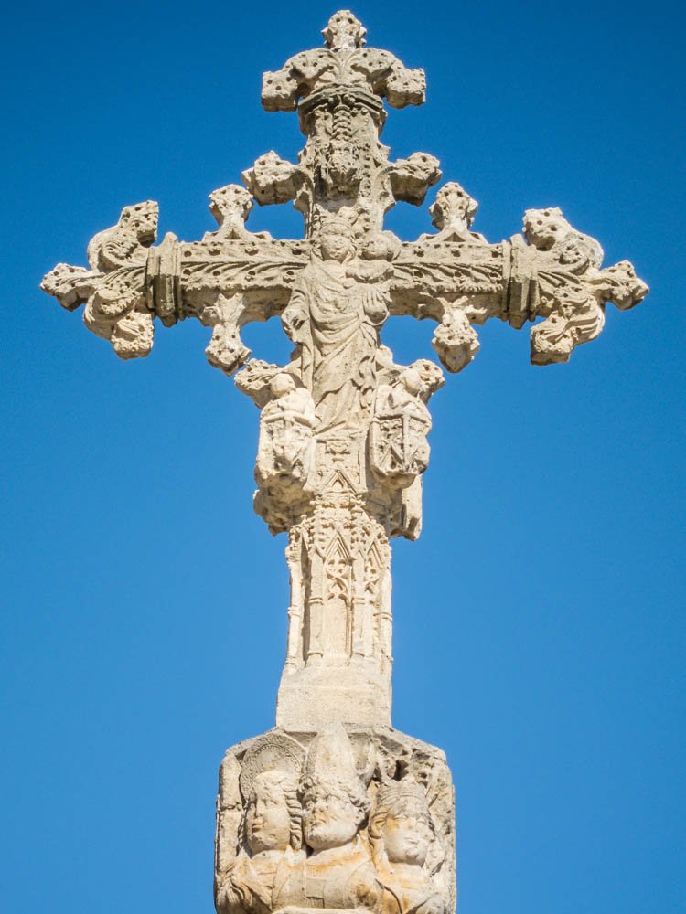 Cruz gótica de piedra