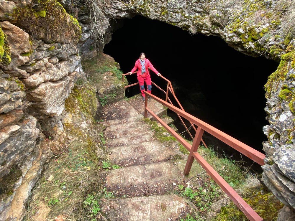 Escaleras de entrada a la cueva