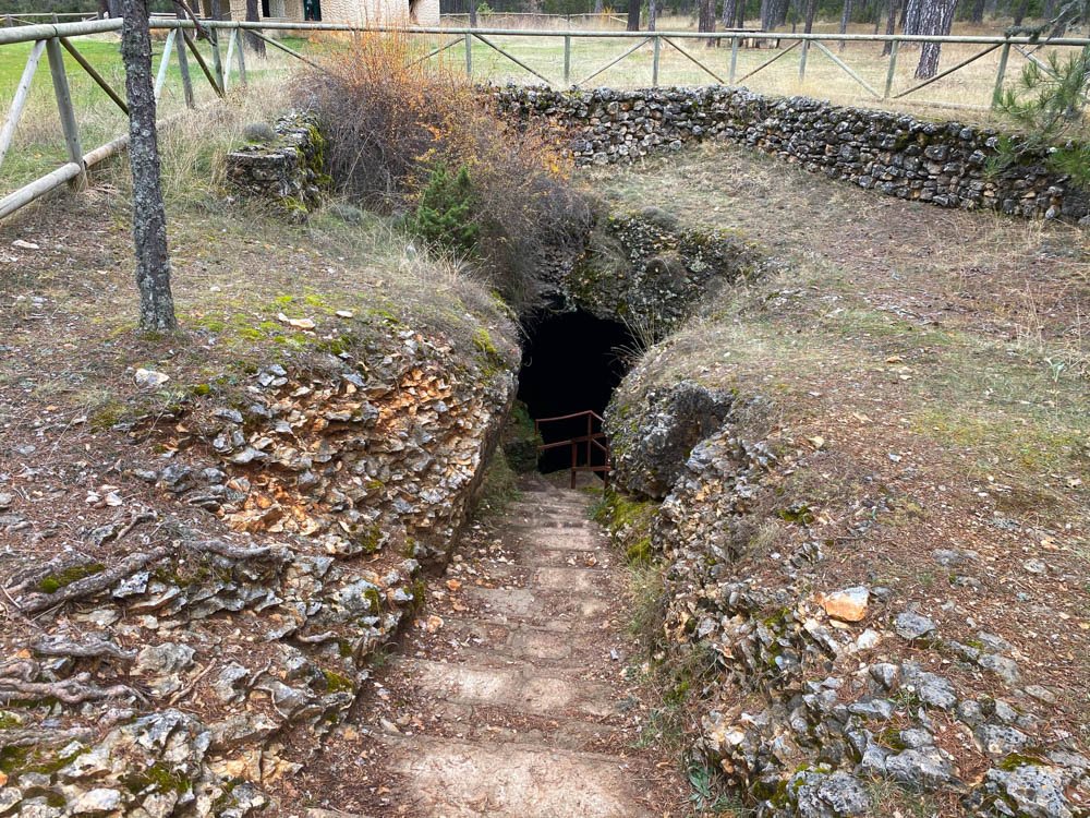 Acceso a la sima de Alcorón por escaleras