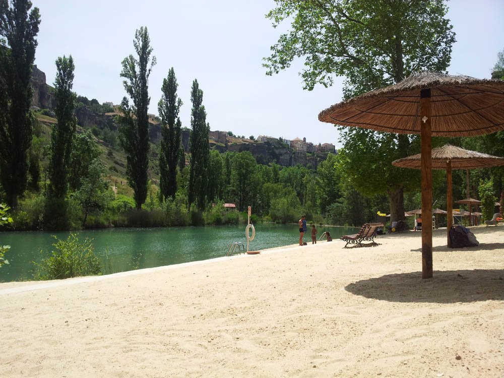 playa de arena para bañarse en el río 