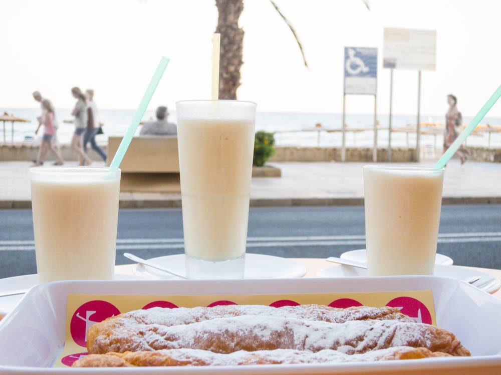 Bebidas de horchata acompañada de fartons