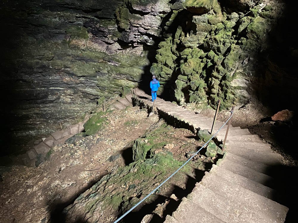 Escaleras de la cueva