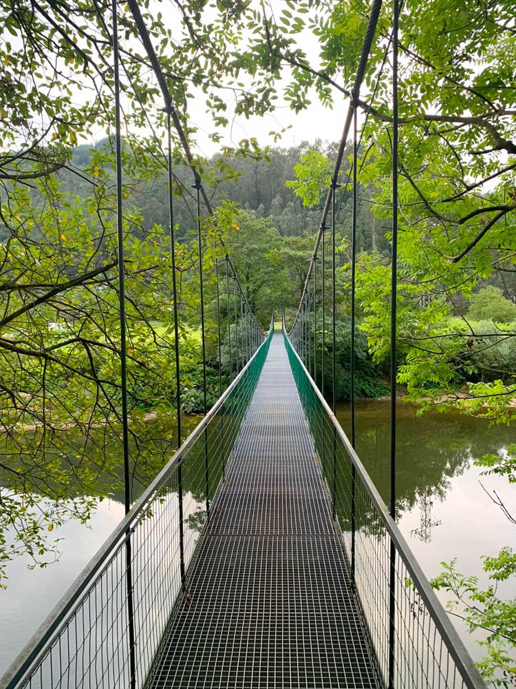 Puente suspendido sobre el río Sella